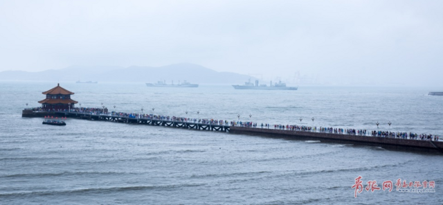 雨中游客热情不减 栈桥景区人气依旧爆棚(图)