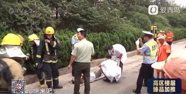货车刹车失灵四车连撞 高速暂时封闭一车道